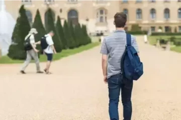 சீனாவில் விசித்திரமான காதல் நோயால் பாதிக்கப்பட்ட கல்லூரி மாணவர்