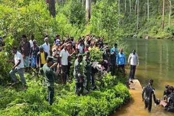 பெற்றோர் வெளிநாட்டில்; குளத்தில் விழுந்த மாணவன் சடலமாக மீட்பு