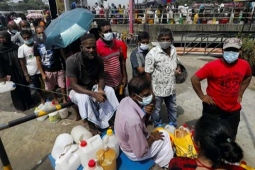 மீண்டும் எரிபொருள் தட்டுப்பாடு - பல மைல் தூரம் காத்திருக்கும் மக்கள்
