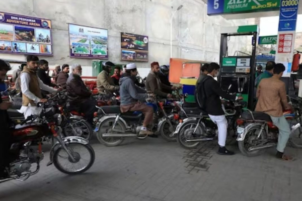 வரலாறு காணாத அளவில் உயர்ந்த பெட்ரோல் விலை - தவிக்கும் மக்கள் | Petrol Diesel Price Hits Historic High In Pakistan