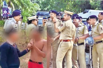 இந்தியாவில் அரங்கேறிய கொடூரம்: சர்ச்சையை கிளப்பியுள்ள காணொளி