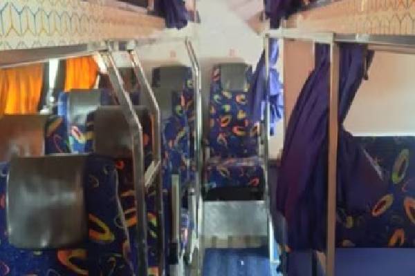 பேருந்து படுக்கையில் பிறந்த குழந்தை - ஜன்னல் வழியாக தூக்கி எறிந்த இளம் ஜோடி! | Woman Birth On Bus Throws Newborn Out Of Window