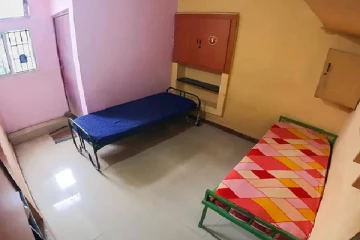 விடுதி அறைக்குள் தூக்கில் தொங்கிய நிலையில் மீட்கப்பட்ட சடலம்