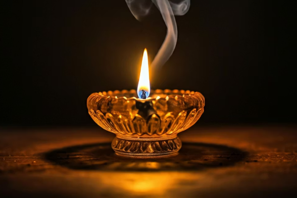 ஆண்கள் தான் வீடுகளில் விளக்கு ஏற்றுகிறீர்களா? இதை தெரிந்து கொள்ளுங்கள் | Do And Donts For Men While Lighting Diya At Home