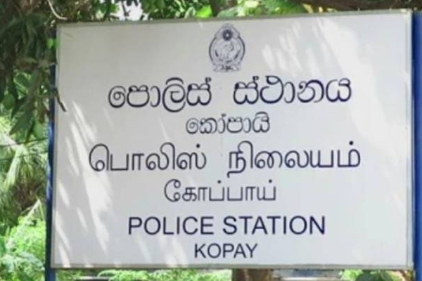 யாழில் வெளியூர் சென்று வீடு திரும்பிய ஆசிரியைக்கு காத்திருந்த அதிர்ச்சி! | Thieves Broke Into Teacher House And Stole Jewelry