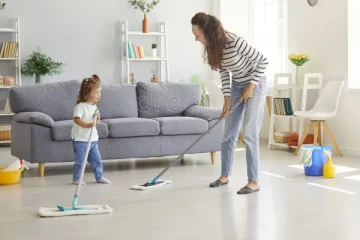 வீடு துடைக்கும் போது இந்த தவறை செய்றீங்களா? துரதிஷ்டம் துரத்தி வருமாம்