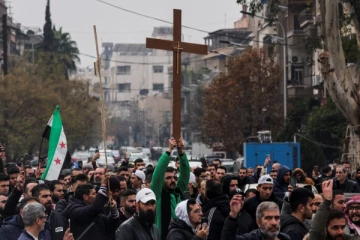 சிரியாவில் கிறிஸ்மஸ் மரம் தீக்கிரை; மக்கள் ஆவேசம்