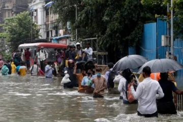 வெளிநாடொன்றில் நிலச்சரிவில் சிக்கி 48 பேருக்கு நேர்ந்த சோகம்!