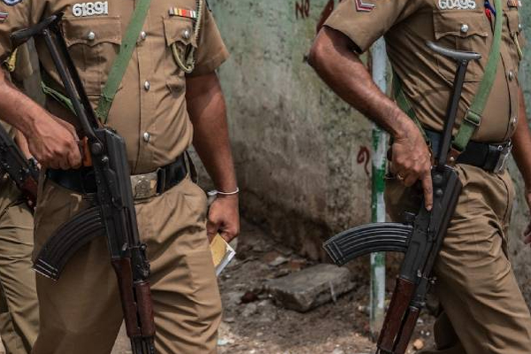இலங்கையில் பெண்ணிடம் தவறாக நடத்துக்கொண்ட 2 பொலிஸ் அதிகாரிகளுக்கு நேர்ந்த கதி! | Police Officers Sexually Assaulted A Woman Prison
