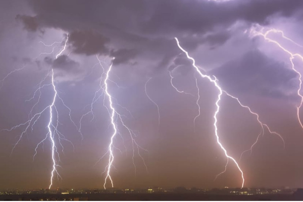 கனடாவில் பெண்ணொருவர் மின்னல் தாக்கி உயிர் பிழைத்த அதிசயம் | Canada Women Survives Being Struck By Lightning