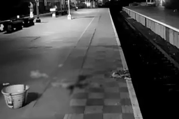 ரயில் நிலையத்தில் கொடூரமாக வெட்டப்பட்ட பெண் - தகாத உறவால் பயங்கரம்!