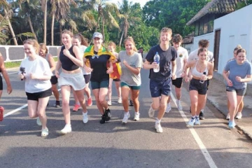 இலங்கையர்களின் அன்பால் நெகிழ்ந்த வெளிநாட்டவர்கள்