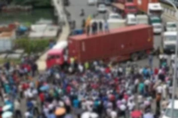 கொழும்பில் ஊரடங்குச் சட்டத்தையும் மீறி போராட்டத்தில் ஈடுபட்ட மக்கள்