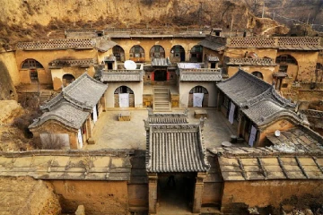 பூமிக்கு அடியில் சொகுசு பங்களாக்கள் - வைரலாகும் வினோத கிராமம்!