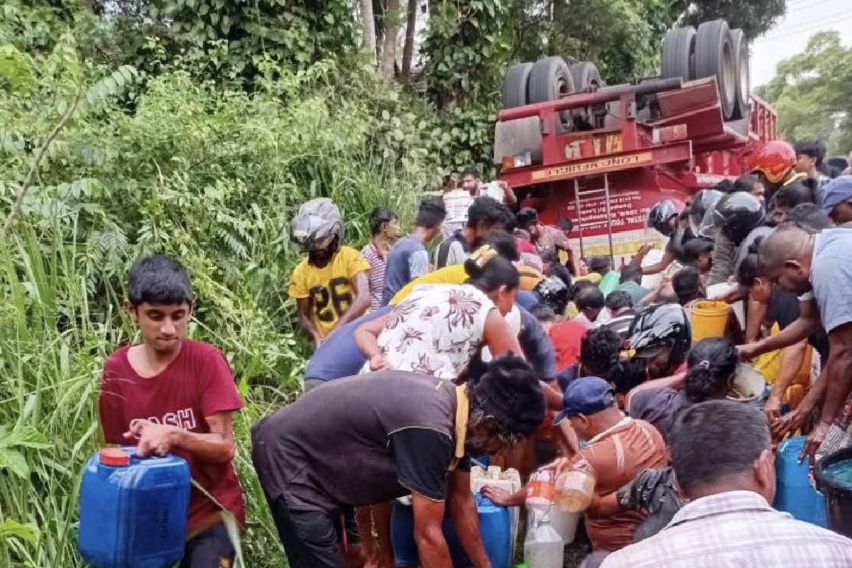 நடுவீதியில் கவிழ்ந்த எரிபொருள் தாங்கி ; வாளிகளுடன் மக்கள் செய்த செயல் | Fuel Tanker Overturned In Mid Road Crash நடுவீதியில் கவிழ்ந்த எரிபொருள் தாங்கி ; வாளிகளுடன் மக்கள் செய்த செயல் | Fuel Tanker Overturned In Mid Road Crash