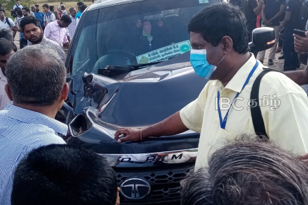 அரச பேருந்தை மோதித் தள்ளிய தொடருந்து - கிளிநொச்சியில் கோர விபத்து (படங்கள்) | Train Collides With Government Bus அரச பேருந்தை மோதித் தள்ளிய தொடருந்து - கிளிநொச்சியில் கோர விபத்து (படங்கள்) | Train Collides With Government Bus