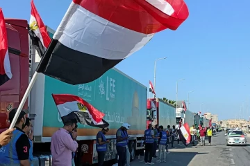 காஸா எல்லையில் காத்திருக்கும் நிவாரணப் பொருள்கள்!