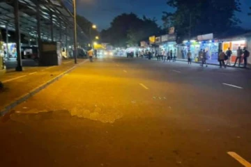 ஊரடங்கு சட்டத்தால் கொழும்பில் தவிக்கும் மக்கள் (Photos)