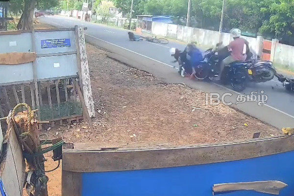 யாழில் நான்கு வாகனங்கள் ஒன்றுடன் ஒன்று மோதி விபத்து | Multiple Motorcycles Bicycle Collide Accident