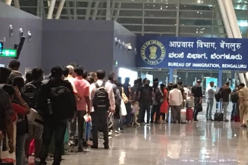 பெருமளவு தங்கம் கடத்திய இலங்கையர்கள் மடக்கிப் பிடிப்பு