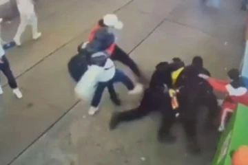 அமெரிக்காவில் பொலிசாரை தாக்கிய புலம்பெயர்ந்தோர்: கொந்தளிக்கும் நாடாளுமன்ற உறுப்பினர்கள்