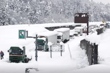 ஜப்பானில் கடும் பனிப்பொழிவு: நூற்றுக்கணக்கான ரயில் மற்றும் விமான சேவை ரத்து!