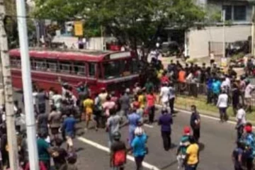 ජනතාව නගරාධිපතිවරයකුගේ නිවස වටලයි -  නිවසට ගල්මුල් ප්‍රහාර..