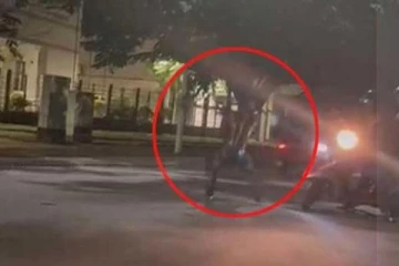 கொழும்பில் வாகனங்கள் மீது கூரிய ஆயுதத்தில் தாக்குதல் நடத்திய நபரால் பரபரப்பு