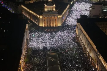 வெளிநாடொன்றில் மக்கள் போராட்டத்தினால் பதவி விலகிய அரசாங்கம்