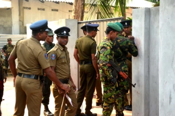 இளைஞர்கள் நால்வர் வாள்களுடன் கைது
