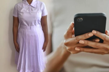 கையடக்க தொலைபேசிக்காக மாணவியின் விபரீத முடிவு