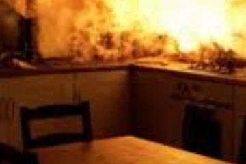 බිරිඳ සමග උරණ වූ සැමියා ගෙදරට ගිනි තියලා.