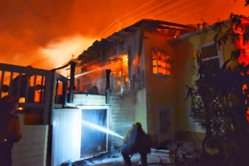 வரலாறு காணாத காட்டுத் தீ; கலிபோர்னியாவில் பல வீடுகள் தீக்கிரை