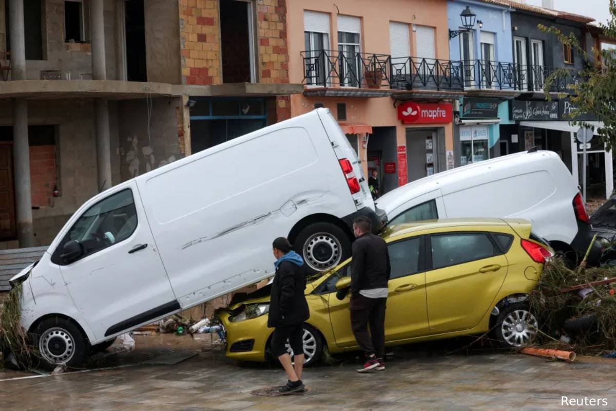 பிரான்சில் கோரத்தாண்டவமாடிய ஆடம் புயல்: ஒருவர் பலி | Atleast One Person Dies In France Adam Storm பிரான்சில் கோரத்தாண்டவமாடிய ஆடம் புயல்: ஒருவர் பலி | Atleast One Person Dies In France Adam Storm