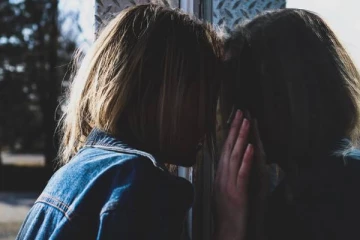 இலங்கையில் நடந்த பரபரப்பு சம்பவம்: 15 சிறுமியை நண்பர்களுக்கு விற்பனை செய்த காதலன்!