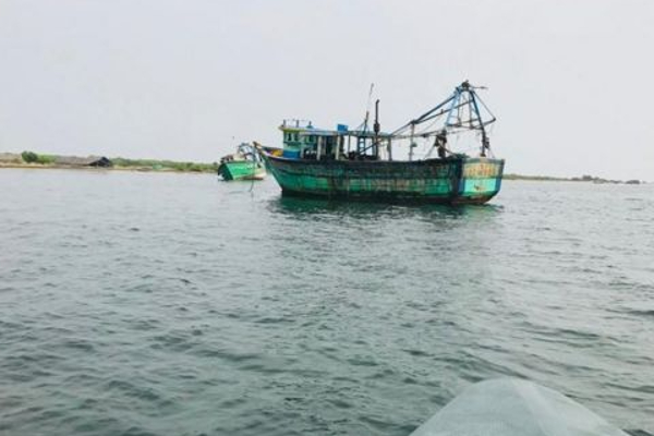நெடுந்தீவுக் கடற்பரப்பில் 7 தமிழக கடற்தொழிலாளர்கள் கைது! | 7 Tamilnadu Seafarers Arrested In Nedundi Island