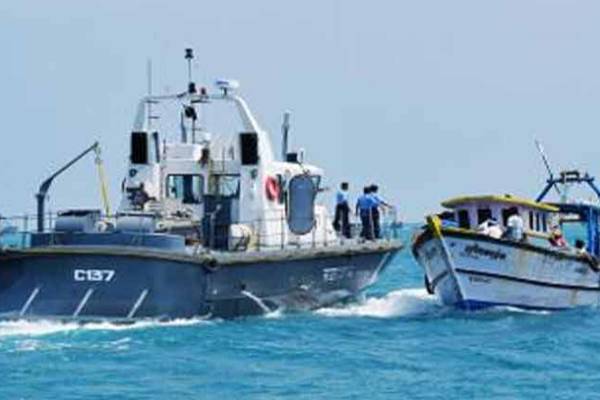 நாட்டின் தெற்கு கடற்பரப்பில் சுற்றிவளைப்பு ; அதிரடியாக 11 பேர் கைது | Roundup The Southern Sea Area 11 People Arrested