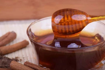 தேனுடன் கொஞ்சம் இலவங்கப் பொடியை சேர்த்து சாப்பிடுங்க! அழகிலும் ஜொலிப்பீங்க