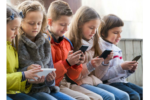 ஆபாச படத்திற்கு அடிமையாகும் குழந்தைகள்: இதற்கு காரணம் பெற்றோர்களா? விழிப்புணர்வு பதிவு | Mobile Phone Use Kids In Adult Video