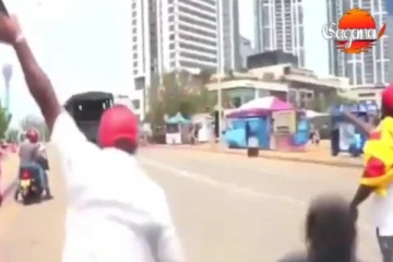 කැරලි මර්දන ඒකකය ගාලුමුවදොරපිටියේ දී අරගලකරුවන් විසින් පන්නා දැම්මේ මෙහෙමයි.. උණුසුම් තත්ත්වයක්.. (VIDEO)