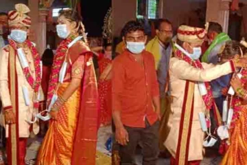 மலர் மாலைக்கு பதிலாக மாஸ்க் மாலை... விநோதமான கல்யாண நிகழ்ச்சி!