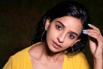 என் மேல் ஊர்வது போல இருந்துச்சு : விமானத்தில் சில்மிஷம் கன்னத்தில் பளார் விட்ட நடிகை