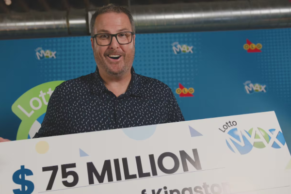 ஒன்டாரியோவில் வரலாற்றில் மிகப்பெரிய லாட்டோ மேக்ஸ் பரிசு | Kingston Ont Man Claims Record 75M Lottery