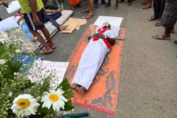 மகிந்தவின் உருவத்துடன் சடலமாக காட்சியளித்த நபர்! (Photo)