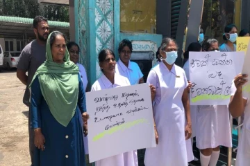 திருகோணமலை பொது வைத்தியசாலைக்கு முன்பாக சிற்றூழியர்களினால் ஆர்ப்பாட்டம்!