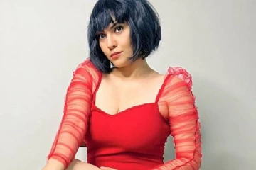 எல்லைமீறி படுக்கையறையில் மிரர் வீடியோவை வெளியிட்ட நடிகை ஷெரின்.. ஷாக்காகும் ரசிகர்கள்..