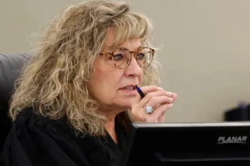 விசாரணை இடம்பெற்றுக்கொண்டிருக்கும் போதே நீதிபதியைத் தாக்கிய இளைஞர்