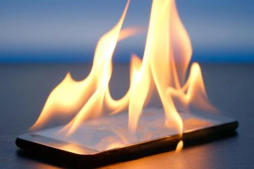 சார்ஜரில் இணைத்த 5-வது நிமிடம் ஸ்மார்ட்போன் வெடித்து சிதறிய போக்கோ ஸ்மார்ட்போன்!