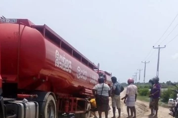 யாழில் மண்னெண்ணெயுடன் சிக்கிய பவுசர்!