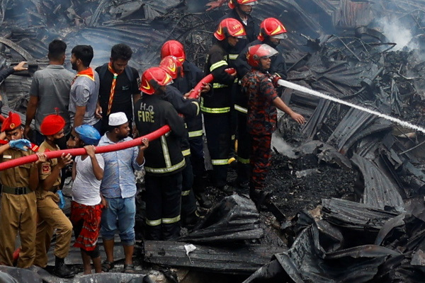 பங்களாதேஷில் ஏற்பட்ட தீயில் 16 பேர் பலி | Bangladesh Garment Factory Fire Kills At Least 16